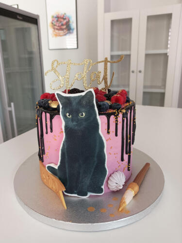 tort z czarnym kotem