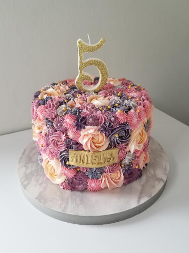 tort z kremowymi różami urodziny dziewczynki